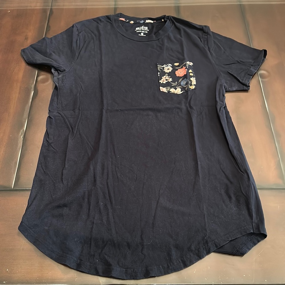 Men’s Hollister curved hem tee